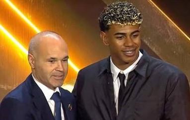 官方：阿根廷国家队征召圣吉罗斯后卫凯文-麦卡利斯特