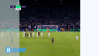 特伦斯·克劳福德因拒缴WBC制裁费被剥夺拳王头衔，引发争议，拳迷对其立场分化，争议持续。