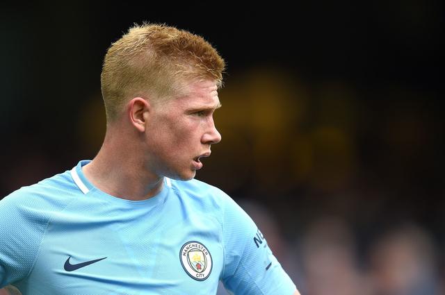 前锋远射破门，全场欢呼