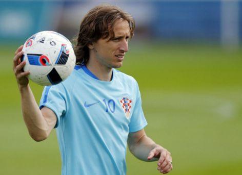 如果SGA想打破詹姆斯1297场的纪录，需要全勤至41岁